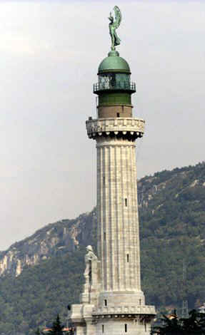 Faro della Vittoria 1.jpg (26492 byte)